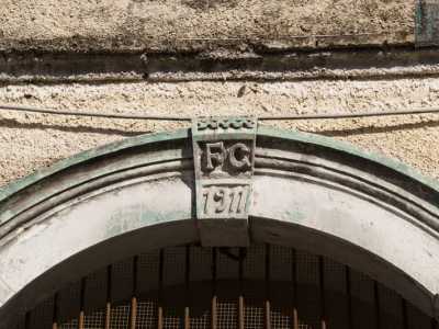 Sul portale sono incise le iniziali F. G. e la datazione 1911. Chi l�ha attualmente adibita a deposito e falegnameria, ci racconta che rispondono al nome di Giuseppe Favia proprietario dell�ex cartiera